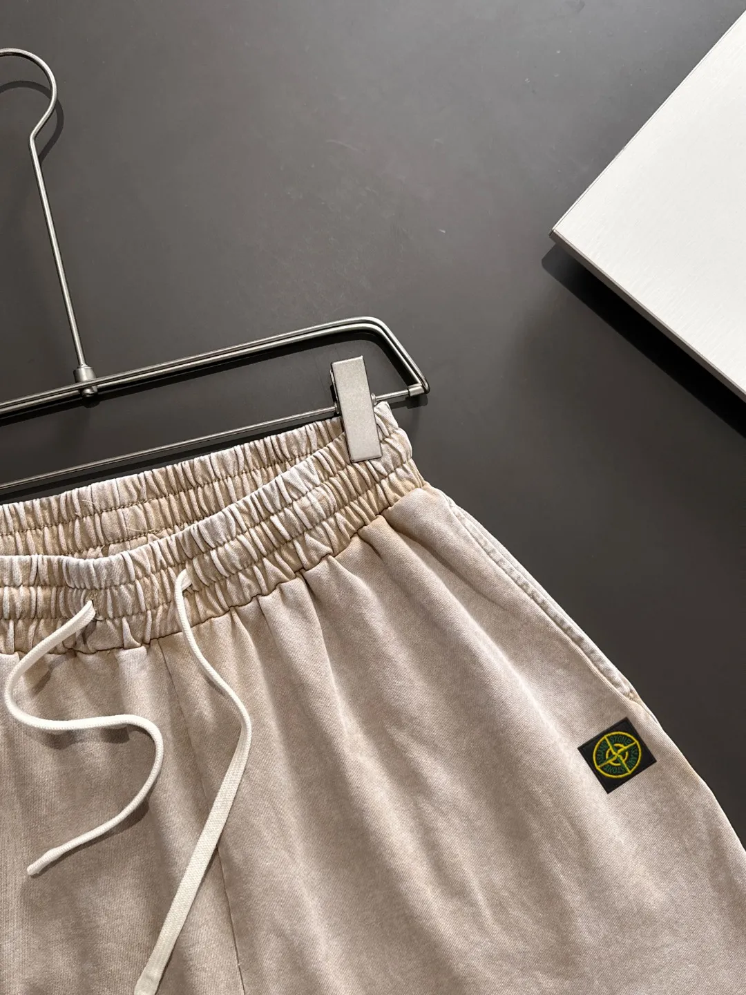 🅿️330 shipped next day. High-quality Stone Island/Stone Island 2025 spring and summer new elastic band casual solid color loose shorts. The hem of the trousers is stitched with two stitches. The stitching is fine and firm. The fabrics customized by the counter are highly breathable and comfortable. The details are impeccable. The design concept of brand elements reflects high quality. It feels delicate and soft! It presents a casual cut and the upper body shape is great! Size: S-XXL